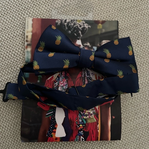 Bowtie Behavior Navy Blue Bowtie 🍍 Pineapple print - Picture 3 of 10